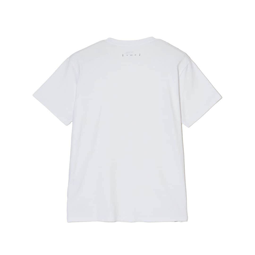 クライミーさんのインスタグラム写真 - (クライミーInstagram)「CREW NECK POCKET T-SHIRT  2P + 1P SERVICE PACK  This luxurious 2P+1P service pack T-shirt uses the same body as the printed T-shirts we offer every season. The fabric is made of precious extra-long-staple cotton, which is spun with long fibers, and knitted with high-twist yarn that is durable and prevents the fabric from losing its shape. The fine fluff has been removed to update the fabric to an even higher quality feel. It is ideal for wearing alone without transparency. The silhouette design is stylish and graceful, unaffected by trends, while taking into account human movement for superior mobility and convenience. It is a gem of the brand's commitment to the pursuit of evolving American casual wear.  毎シーズン展開するプリントTシャツと同様のボディを使用した贅沢な2P+1PサービスパックTシャツ。 長い繊維で紡がれる貴重な超長綿を使用した生地は、耐久性と型崩れ防止に優れた強撚糸で編み上げました。 細かい毛羽立ちを除去したことでさらに上質な生地感にアップデート。透け感もなく1枚での着用に最適です。 シルエット設計は人の動きを考慮し優れた機動性と利便性を考慮しながらも、トレンドに左右されないスタイリッシュで気品のあるシルエットになっています。 進化するアメカジを追求するブランドならではの逸品です。 カラー展開：BLACK / WHITE サイズ展開：XS / S / M / L / XL / XXL  #justin #THECRIMIE #CRIMIE #クライミー #plaintshirt #3pieces #tshirt #packtshrt #パックT #Tシャツ #無地Tシャツ #サイズ交換無料 @gardentokyo_jp」5月26日 16時56分 - crimie_official