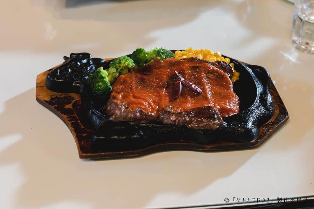 のインスタグラム：「🐼🌶  🔥第8話の激辛料理🔥 「激辛ステーキ」 濃厚な赤身肉🥩 酸味のあるフルーティな激辛ソースが 肉の味をひきたてる…  ※ 第８話に登場した「ステーキマフィア」は撮影後に閉店となりました。  第8話の追い辛は👇 https://tver.jp/lp/episodes/eply5puhx4  第9話📅6/1(木)深夜𝟐𝟒:𝟑𝟎  📱第8話見逃し配信中！ #Tver 📱全話配信中！ #Paravi #Lemino #ネットもテレ東  ━━━━━━━━━━━━━━ 「ゲキカラドウ２」 毎週木曜深夜𝟐𝟒:𝟑𝟎〜 ハッシュタグ▷#ゲキカラドウ #桐山照史（#ジャニーズWEST） #土村芳 #福本大晴 （#Aぇgroup/ #関西ジャニーズJr.） #森田甘路 #前川泰之 #高田純次 #平田満」