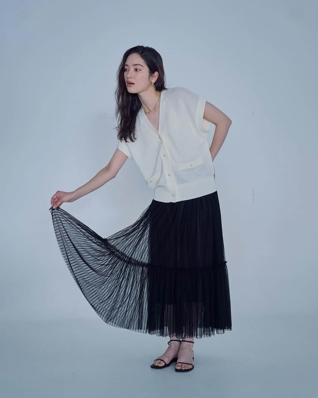 ロペのインスタグラム：「-URBAN RICH GARDEN 2023SS JUNE- ⁡ きちんと感と涼しさを両立した着こなしで、 夏のオフィスカジュアルを楽しんで。 小物をポイントに、 初夏の着こなしをぐんとおしゃれに。 ⁡ J'aDoRe JUN ONLINEでご購入いただけます。 ⁡ ⁡ ⁡ @rope_jp @jadorejunonline #URBANRICHGARDEN #LOOKBOOK #通勤コーデ #オフィスカジュアル #大人カジュアル #リラックスコーデ #夏コーデ #夏カラー #ロペ #ROPÉ #ropejp」