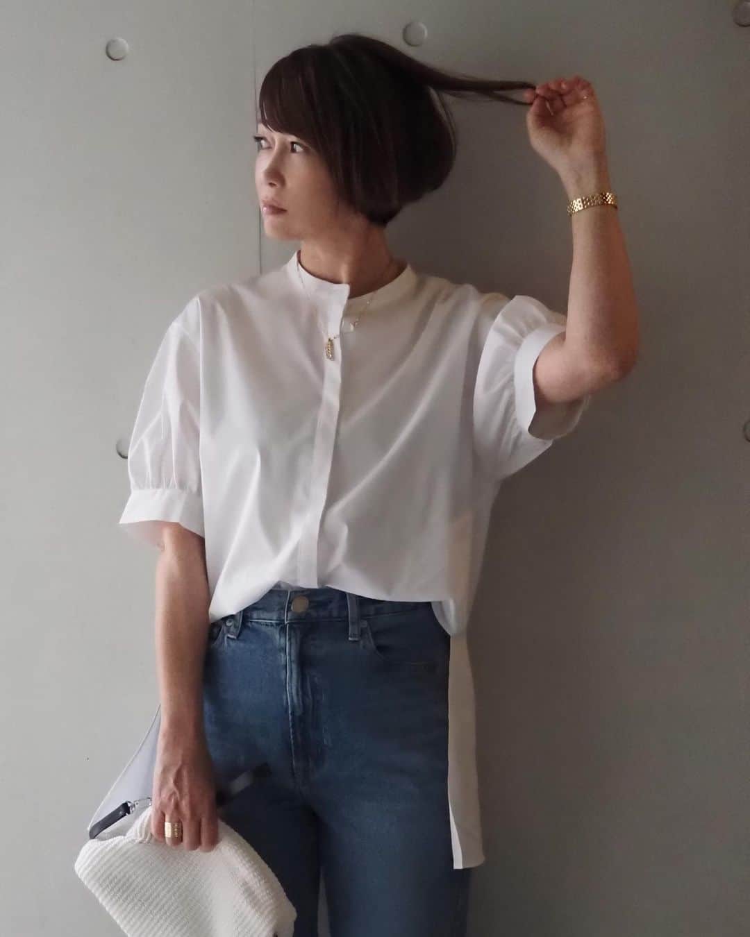 辺見えみりのインスタグラム：「最近大好きで履いている @needbyheritage のJENNY  @outersunset_official の gather sleeve blouseと合う♡  @haunt_daikanyama で 購入できます。  今日は21時〜 インスタライブ🍷やります ぜひ参加してね！」