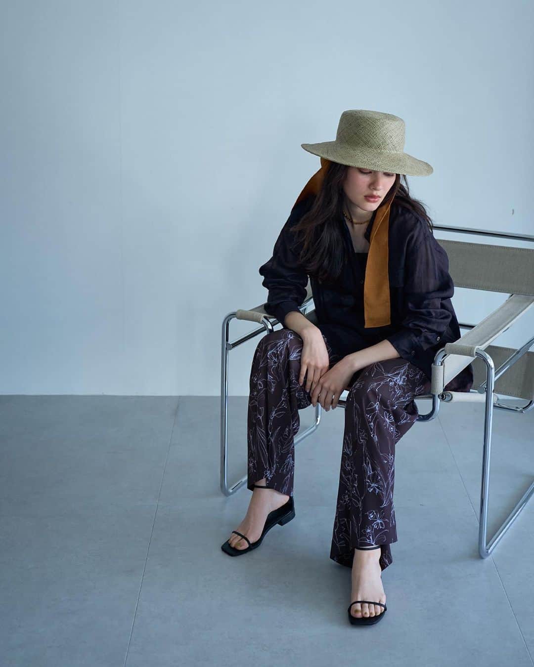 ロペのインスタグラム：「-URBAN RICH GARDEN 2023SS JUNE- ⁡ きちんと感と涼しさを両立した着こなしで、 夏のオフィスカジュアルを楽しんで。 小物をポイントに、 初夏の着こなしをぐんとおしゃれに。 ⁡ J'aDoRe JUN ONLINEでご購入いただけます。 ⁡ ⁡ ⁡ @rope_jp @jadorejunonline #URBANRICHGARDEN #LOOKBOOK #通勤コーデ #オフィスカジュアル #大人カジュアル #リラックスコーデ #夏コーデ #夏カラー #ロペ #ROPÉ #ropejp」