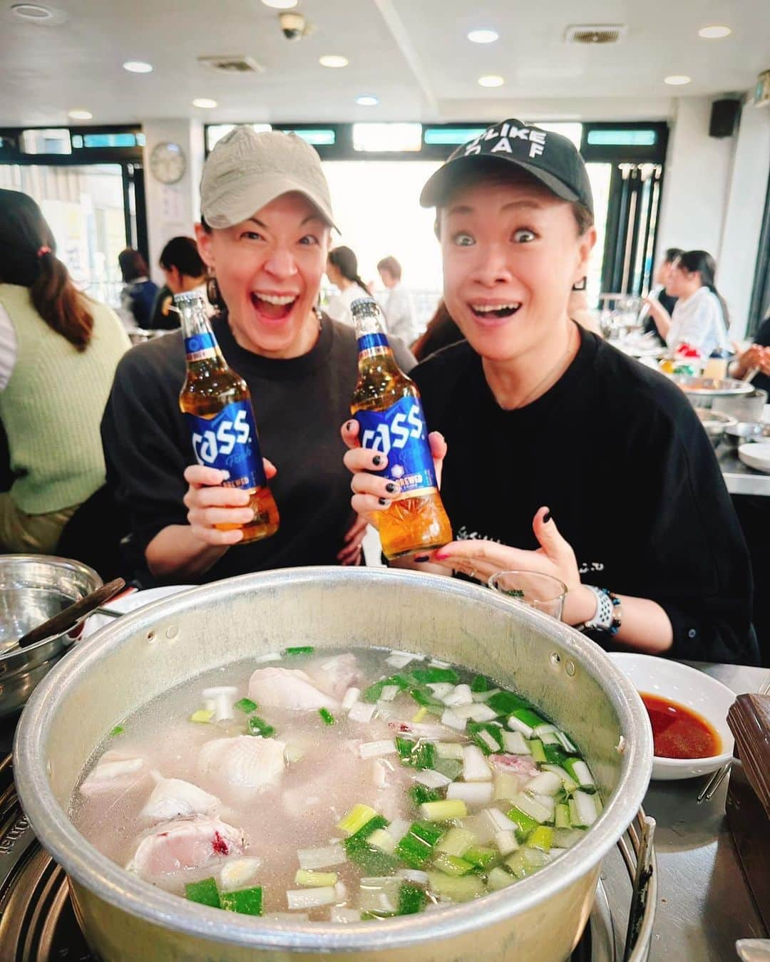 シルビア・グラブさんのインスタグラム写真 - (シルビア・グラブInstagram)「In Korea! 楽しかったなー  よく食べて よく飲んだ そして  良く食べて 良く飲んだ！  グルメなどはこれからちょろちょろと上げていきます。  #韓国旅行　#vacationinkorea #adererrorkorea #タッカンマリ　#良く食べて良く飲んだ」5月26日 17時00分 - sylviagrab717