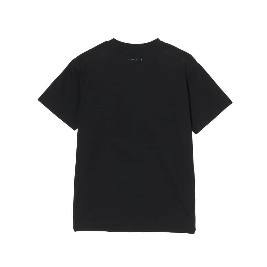 クライミーさんのインスタグラム写真 - (クライミーInstagram)「CREW NECK POCKET T-SHIRT  2P + 1P SERVICE PACK  This luxurious 2P+1P service pack T-shirt uses the same body as the printed T-shirts we offer every season. The fabric is made of precious extra-long-staple cotton, which is spun with long fibers, and knitted with high-twist yarn that is durable and prevents the fabric from losing its shape. The fine fluff has been removed to update the fabric to an even higher quality feel. It is ideal for wearing alone without transparency. The silhouette design is stylish and graceful, unaffected by trends, while taking into account human movement for superior mobility and convenience. It is a gem of the brand's commitment to the pursuit of evolving American casual wear.  毎シーズン展開するプリントTシャツと同様のボディを使用した贅沢な2P+1PサービスパックTシャツ。 長い繊維で紡がれる貴重な超長綿を使用した生地は、耐久性と型崩れ防止に優れた強撚糸で編み上げました。 細かい毛羽立ちを除去したことでさらに上質な生地感にアップデート。透け感もなく1枚での着用に最適です。 シルエット設計は人の動きを考慮し優れた機動性と利便性を考慮しながらも、トレンドに左右されないスタイリッシュで気品のあるシルエットになっています。 進化するアメカジを追求するブランドならではの逸品です。 カラー展開：BLACK / WHITE サイズ展開：XS / S / M / L / XL / XXL  #justin #THECRIMIE #CRIMIE #クライミー #plaintshirt #3pieces #tshirt #packtshrt #パックT #Tシャツ #無地Tシャツ #サイズ交換無料 @gardentokyo_jp」5月26日 17時00分 - crimie_official