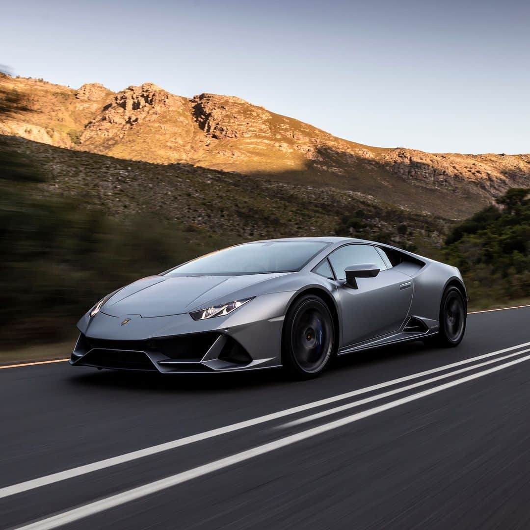 ランボルギーニさんのインスタグラム写真 - (ランボルギーニInstagram)「Driving Huracán EVO brings you to a new threshold of driving fun. A unique one.  #Lamborghini #HuracanEVO #EverydayAmplified __ Huracán Evo: fuel consumption combined 13.7 l/100km; CO2-emissions combined 332 g/km (WLTP EU27)」5月26日 17時00分 - lamborghini