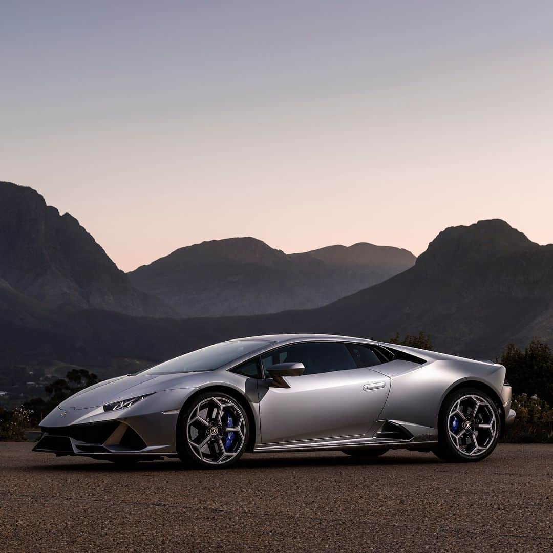 ランボルギーニのインスタグラム：「Driving Huracán EVO brings you to a new threshold of driving fun. A unique one.  #Lamborghini #HuracanEVO #EverydayAmplified __ Huracán Evo: fuel consumption combined 13.7 l/100km; CO2-emissions combined 332 g/km (WLTP EU27)」