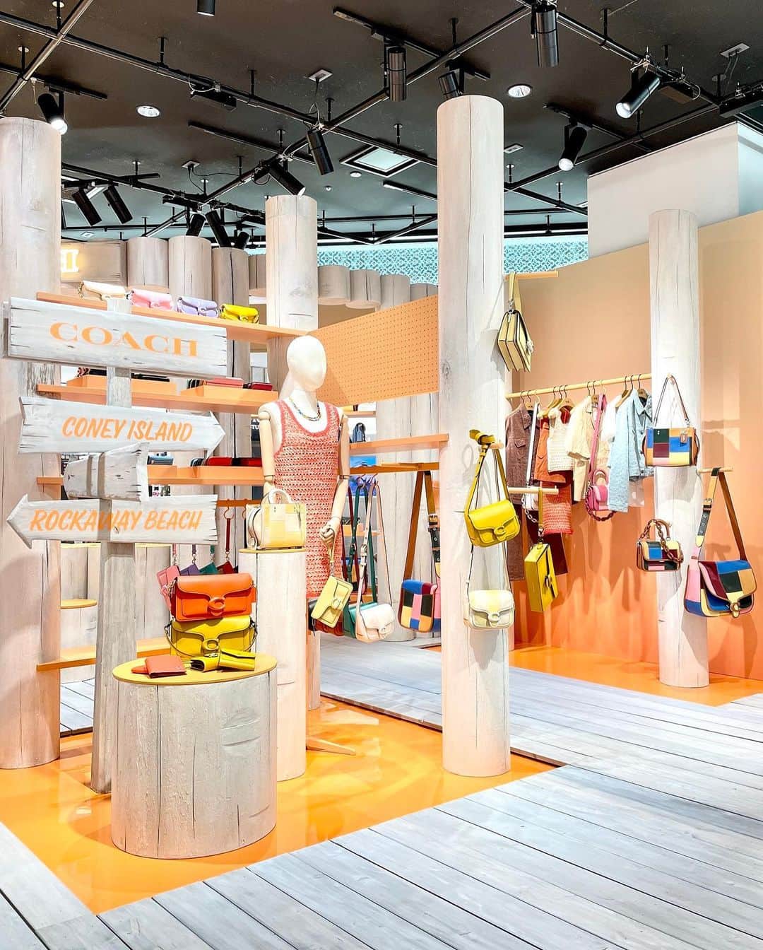 のインスタグラム：「ニューヨークで発表されたランウェイ“On the Pier”の世界観を再現！  ＜COACH＞ポップアップ ストアを開催    ニューヨークで発表されたランウェイ“On the Pier(オン ザ ピア)”のノスタルジックな世界観をザ・ステージに再現した＜コーチ＞ポップアップ ストア。 過去から未来への想いを込めたリミックスアイテムをはじめ、三越伊勢丹限定アイテムも登場。アイコンバッグである「Tabby(タビー)」も、爽やかな限定カラーでご紹介します。    ＜COACH/コーチ＞ポップアップ ストア “On the Pier”  ■開催中～5月30日(火)  ■本館1階 ザ・ステージ    イベント情報は @isetan_shinjuku ストーリー「POP UP」またはこちら▼  https://www.mistore.jp/shopping/feature/women_f2/coach_w.html    商品のお問い合わせは▼  三越伊勢丹オンラインストア  三越伊勢丹リモートショッピングアプリ  ⇒【本館1階】婦人ハンドバッグ・財布    @coach_japan  @coach  @isetan_shinjuku_handbag    #coach #コーチ #OnthePier #coachbag #CoachNY #コーチバッグ #パッチワークバッグ #Tabbybag #タビーバッグ #三越伊勢丹限定 #三越伊勢丹限定カラー  #isetan #isetanshinjuku #이세탄 #신주쿠이세탄 #이세탄백화점 #イセタン #伊勢丹 #伊勢丹新宿  #新宿伊勢丹 #伊勢丹新宿店    ➤ご自宅でも、ショッピングをお楽しみいただける便利な三越伊勢丹のオンラインサービスをぜひご利用ください。  🛒三越伊勢丹オンラインストア  📱三越伊勢丹リモートショッピングアプリ」