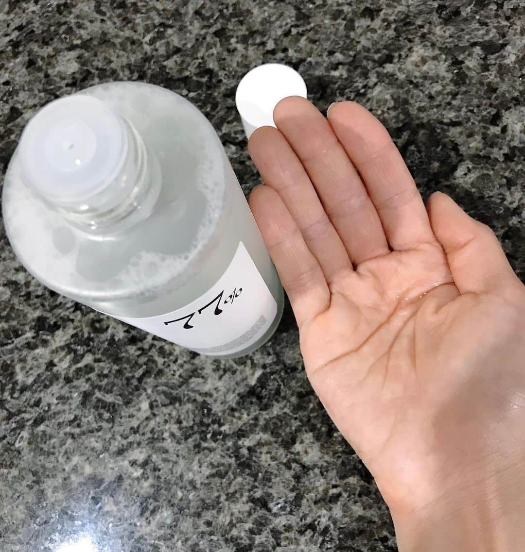 葵さんのインスタグラム写真 - (葵Instagram)「ドクダミ77% スージングトナー250mlを使い始めてみたよ！ @anua.jp @anua_japan_review   特徴としまして、 ①WWD化粧水部門1位、Qoo10化粧水部門1位、オリーブヤング化粧水部門1位を獲得！ ②累計販売個数200万本を突破！Anuaのベストセラー商品です。 ③肌を健やかに整えるドクダミエキスを77%配合！ ④パッチテストを完了しました低刺激な化粧水です。  テクスチャーは軽やかなとろみで、肌につけやすいです。 敏感肌ですが、刺激が少なく朝晩使ってるよ！  Qoo10や楽天市場、Amazon、店舗でも購入できるから ぜひおすすめだよ！  #PR#アヌア#anua#スキンケア#韓国スキンケア#ドクダミ77%スージングトナー#ドクダミ化粧水#ベスコス#Qoo10メガ割#韓国コスメ」5月26日 17時09分 - dolphin_coconut