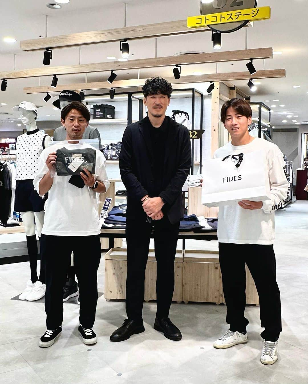 小林久晃さんのインスタグラム写真 - (小林久晃Instagram)「阪急うめだ本店POP UPイベント3日目。連日たくさんのご来店ありがとうございます。 今日はセレッソの選手たちもたくさん来てくれました。みんなありがとう。日曜の試合も頑張ってください。 #セレッソ大阪 #清武弘嗣 #焦らずちゃんと怪我治して #鳥海晃司  #真木晃平 #中原輝 #鈴木徳真 #fides #fidesgolf  #hankyuumeda」5月26日 17時10分 - teruteru620