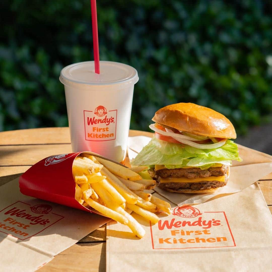 のインスタグラム：「. 【ODAIBA FOOD COURT🍴】  お腹がペコペコの日は、ボリューム満点のハンバーガーはいかがですか？😋  ウェンディーズバーガーUSAダブルは、その名の通り、ビーフ100％パティがダブルで入っています！ 食べ応えのあるハンバーガーでお腹を満たしてくださいね🍔  場所：1F フードコート ウェンディーズ・ファーストキッチン  #ウェンディーズファーストキッチン #ハンバーガー #hamburger #ピクニック #お台場ランチ #odaiba #odaibatrip #odaibatravel #japantrip #tokyotrip #tokyotravel #japantravel #visittokyo #일본여행 #도쿄여행 #アクアシティ #アクアシティお台場 #お台場 #東京 #tokyo」