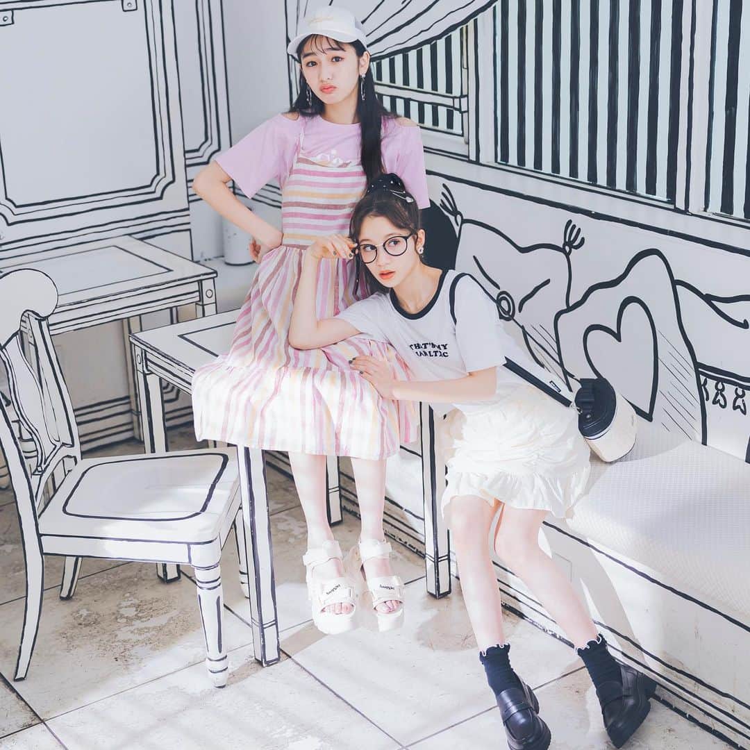ニコ☆プチのインスタグラム：「🫖🍰🧁🤍  みんな今週も学校おつかれさま🥹💖 明日からのお休みはみんな何をするのかな〜❔  リコとリアナのカフェコーデをマネして、 おハヤリカフェへ行くのもおすすめだよ😘🫶🏻  📸Photo by @fujiiiim  👗Stylist by @pirolichan  💄Hair&Make by @konomi.hm  👧🏻Models by @rico.green0420 @0401.riana  🫖Cafe by @2dcafe_shinokubo   #ニコプチ #ニコプチモデル #小学生ファッション #ガーリーコーデ #おしゃカフェ #崎浜梨瑚  #ロガチ莉杏奈  #jc1」