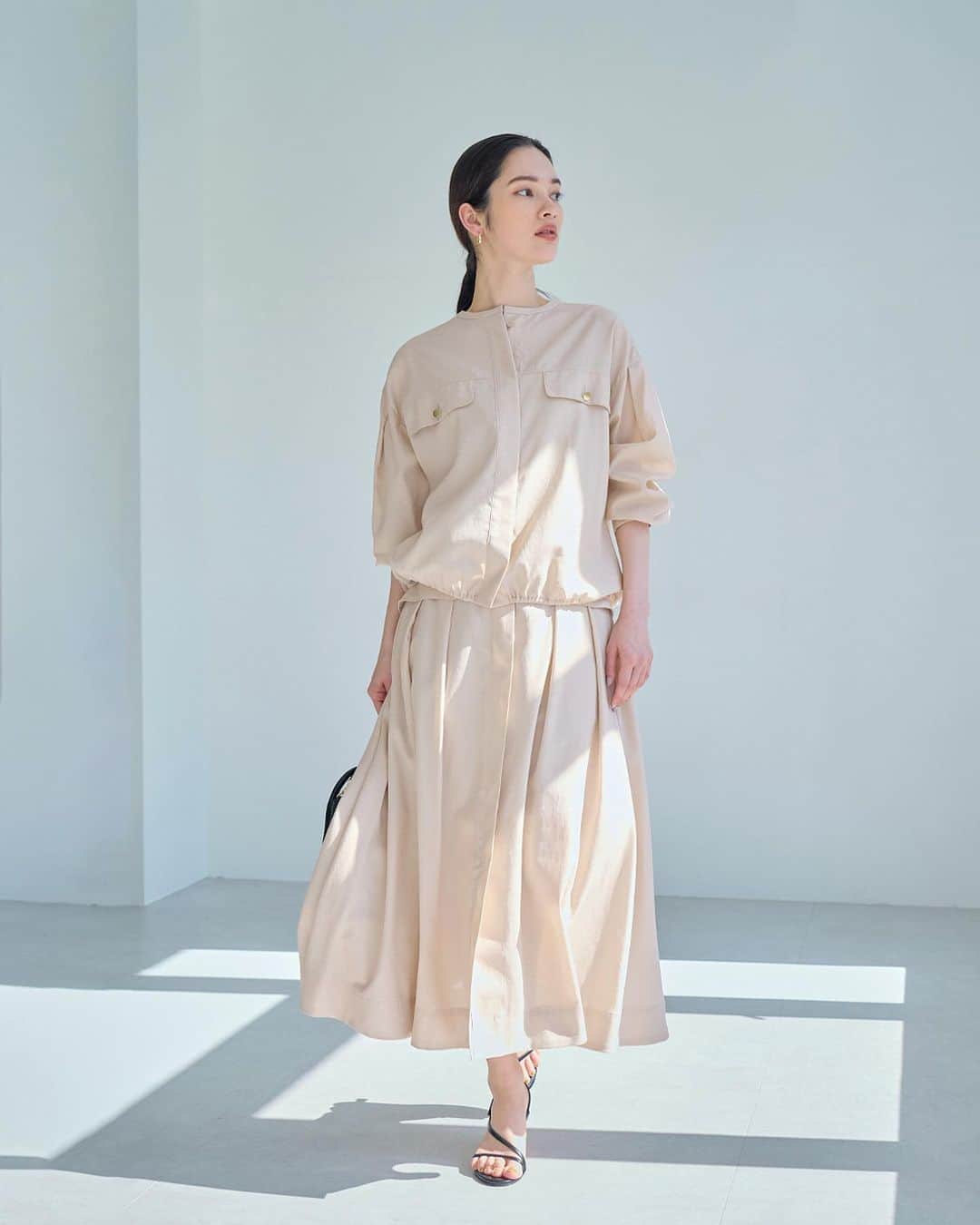 ロペのインスタグラム：「-URBAN RICH GARDEN 2023SS JUNE- ⁡ きちんと感と涼しさを両立した着こなしで、 夏のオフィスカジュアルを楽しんで。 小物をポイントに、 初夏の着こなしをぐんとおしゃれに。 ⁡ J'aDoRe JUN ONLINEでご購入いただけます。 ⁡ ⁡ ⁡ @rope_jp @jadorejunonline #URBANRICHGARDEN #LOOKBOOK #通勤コーデ #オフィスカジュアル #大人カジュアル #リラックスコーデ #夏コーデ #夏カラー #ロペ #ROPÉ #ropejp」