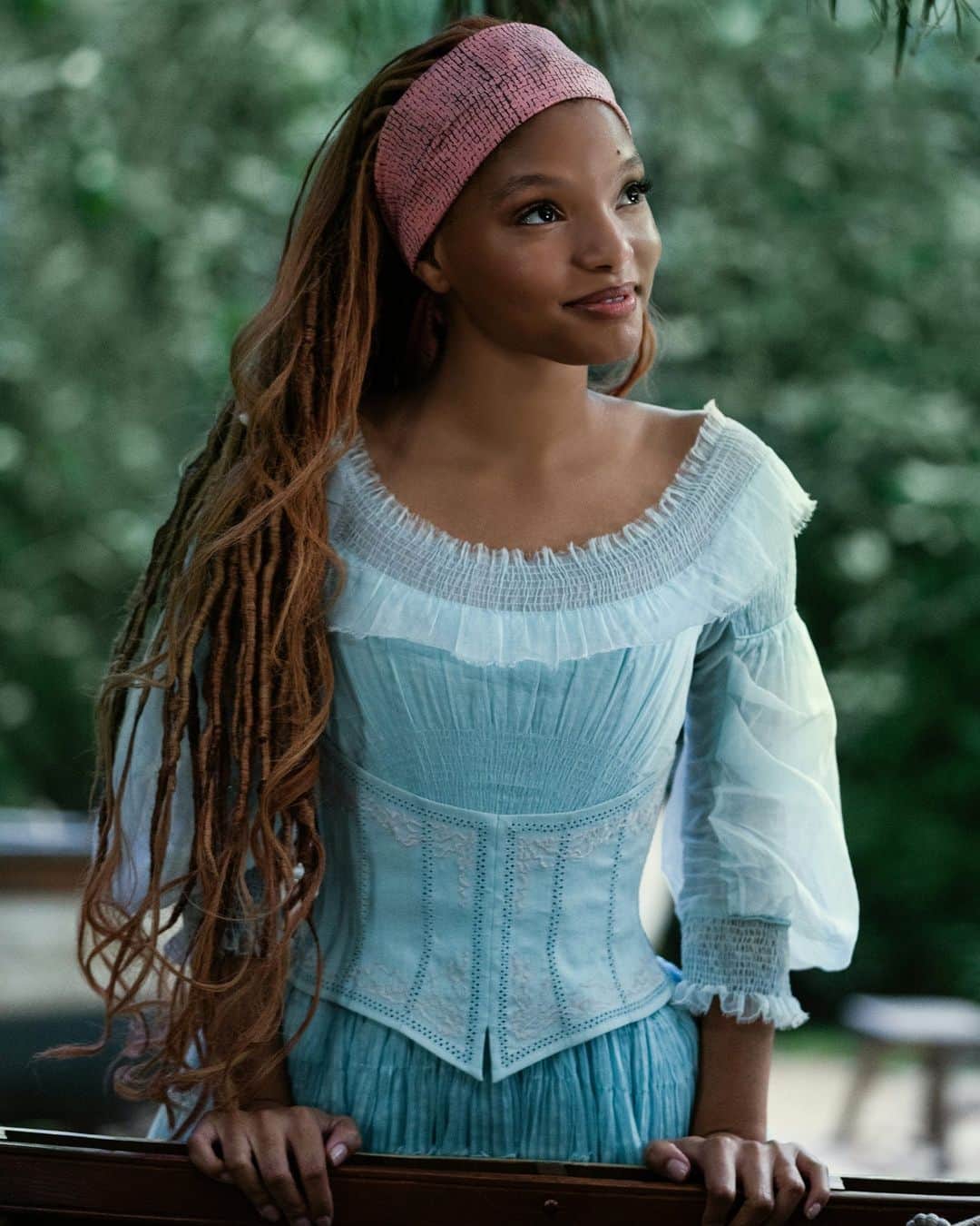 British Vogueさんのインスタグラム写真 - (British VogueInstagram)「As a new Disney princess, #HalleBailey is making waves. The star of #TheLittleMermaid – which finally hits cinemas across the UK today – talks about the audition process for the film, what it’s really like having #Beyoncé as a mentor, and what’s next at the link in bio.」5月26日 17時16分 - britishvogue