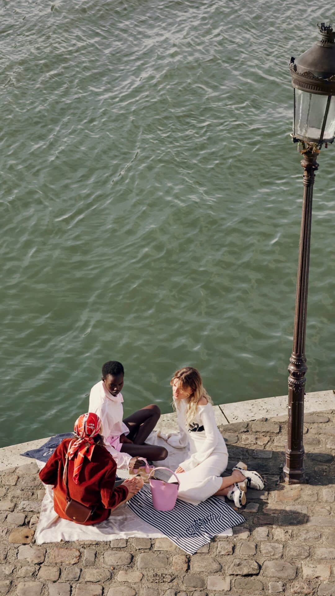 Longchampのインスタグラム：「Strolling by the Seine, French flowing to your ears – Embrace it, that’s springtime in Paris.  _________________________________________  Les bords de Seine, des amies, un apéritif… pas de doute, le printemps est là.  Videographer: @carboneproduction  Stylist: @leameylan  Hair stylist: @cyril.lanoir Make-Up artist: @manu_kopp Models: @in35rchrdd @majdajohnpeter and @annadolisi  #LongchampCollection #LongchampFW23  #parisian #frenchstyle #paris #newcollection #lifestyle #streetstyle #friends #aesthetic」
