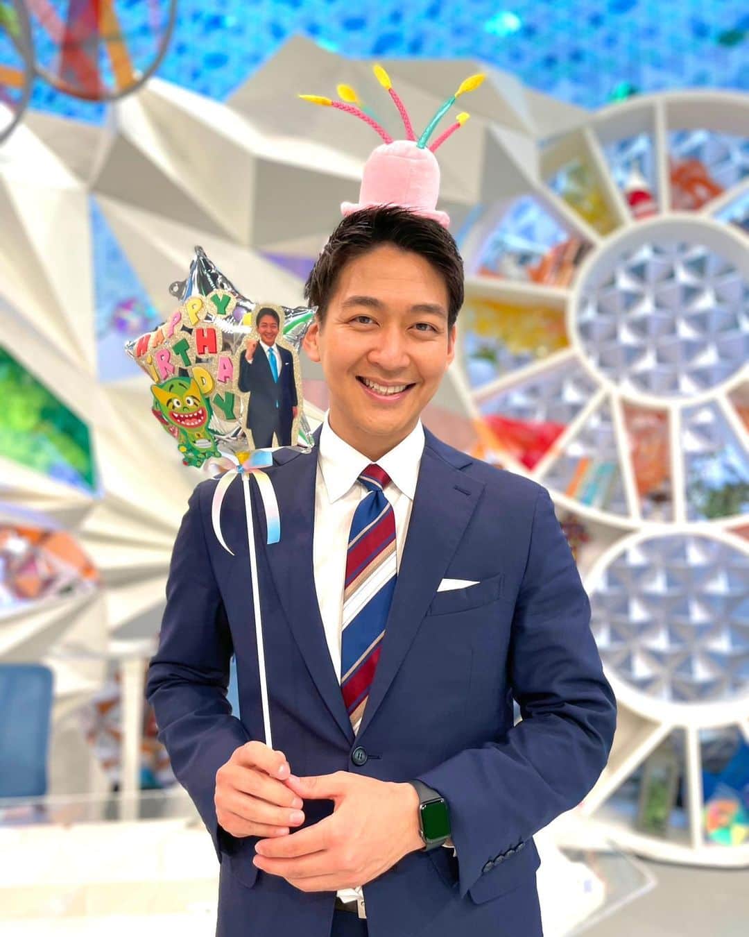 堀池亮介のインスタグラム：「27歳の誕生日を迎えました！  たくさんのお祝いメッセージやプレゼントをありがとうございます😊  そして今年もめざまし8のスタッフさんが素敵なバルーンを作ってくださいました✨ よく見ると、ほりもんとくらもんもいます🦖  27歳最初の仕事は、今日から始まるF1モナコGPの実況！ 歴史と伝統のある特別な一戦を精一杯お伝えします！  #27歳 #誕生日 #0526 #堀池亮介」