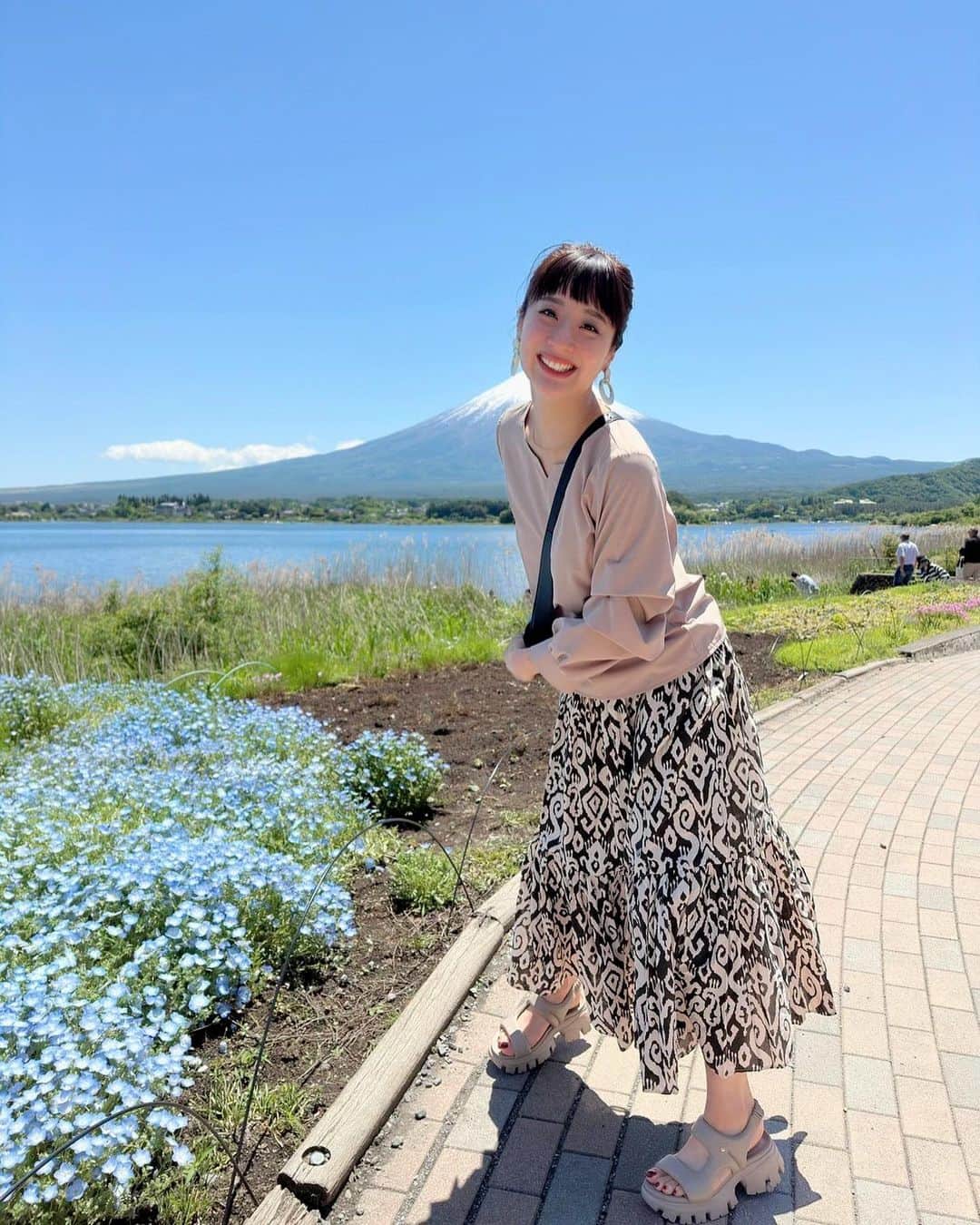 遥羽ららのインスタグラム：「.  富士山とツーショット撮りたかったのに… 立ち位置…富士山が…🥹 何やってるんだか…🤣  #🗻 #富士山 #ハナテラス #ピザ」