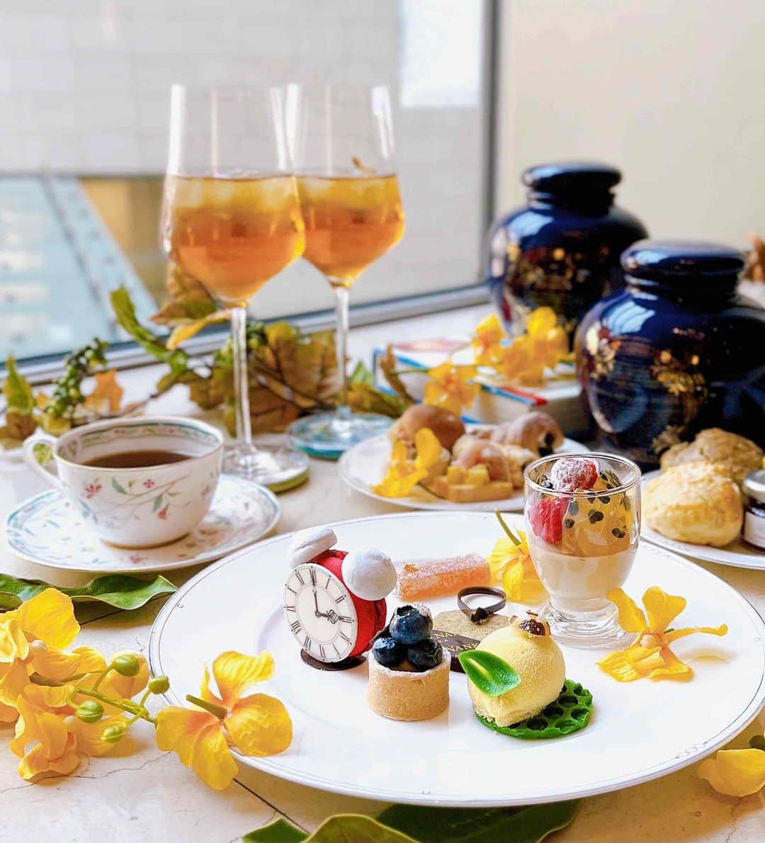 スイスホテル南海大阪さんのインスタグラム写真 - (スイスホテル南海大阪Instagram)「#フライデーファンフィーチャー: ここでしか飲めない希少な紅茶コレクションを、ティービュッフェでご堪能ください。  Photo Credit： @____cards____ 「ディルマ アフタヌーンティー」での素敵なひとときのお写真投稿、ありがとうございます。スイスホテル南海大阪での写真をお持ちの方は是非 #スイスホテル南海大阪 #LiveItWellOsaka #洗練された時 のハッシュタグと共にご投稿ください。 #スイスホテル #ザラウンジ大阪 #ホテルカフェ #ホテルアフタヌーンティー #アフタヌーンティー #大阪スイーツ #ディルマ #大阪カフェ #ヌン活   #FridayFanFeature: Discover an exclusive collection of rare, fine teas never before offered in Japan.  @____cards____ shares her Dilmah Afternoon Tea experience, featuring tea-infused sweet and savoury selections, paired with a tea buffet of 16 flavours from the The Teamaker's Private Reserve by Dilmah. Have any photos of the Swissôtel Nankai Osaka? Tag us #SwissotelOsaka #LiveItWellOsaka for a chance to be featured! #Swissotel #SwissotelOsaka #TheLoungeOsaka #Dilmah #AfternoonTea」5月26日 17時30分 - swissotelnankaiosaka_official