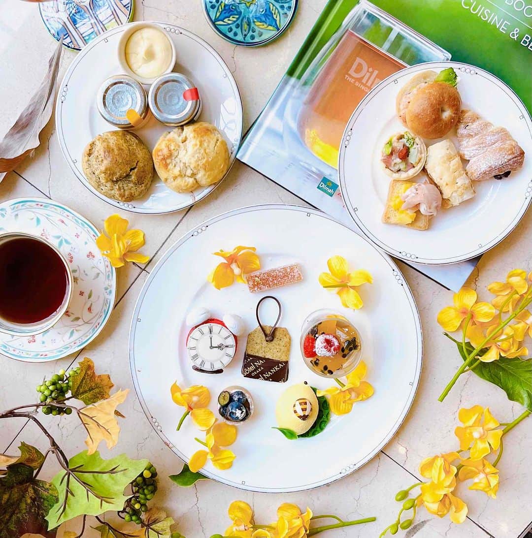 スイスホテル南海大阪さんのインスタグラム写真 - (スイスホテル南海大阪Instagram)「#フライデーファンフィーチャー: ここでしか飲めない希少な紅茶コレクションを、ティービュッフェでご堪能ください。  Photo Credit： @____cards____ 「ディルマ アフタヌーンティー」での素敵なひとときのお写真投稿、ありがとうございます。スイスホテル南海大阪での写真をお持ちの方は是非 #スイスホテル南海大阪 #LiveItWellOsaka #洗練された時 のハッシュタグと共にご投稿ください。 #スイスホテル #ザラウンジ大阪 #ホテルカフェ #ホテルアフタヌーンティー #アフタヌーンティー #大阪スイーツ #ディルマ #大阪カフェ #ヌン活   #FridayFanFeature: Discover an exclusive collection of rare, fine teas never before offered in Japan.  @____cards____ shares her Dilmah Afternoon Tea experience, featuring tea-infused sweet and savoury selections, paired with a tea buffet of 16 flavours from the The Teamaker's Private Reserve by Dilmah. Have any photos of the Swissôtel Nankai Osaka? Tag us #SwissotelOsaka #LiveItWellOsaka for a chance to be featured! #Swissotel #SwissotelOsaka #TheLoungeOsaka #Dilmah #AfternoonTea」5月26日 17時30分 - swissotelnankaiosaka_official
