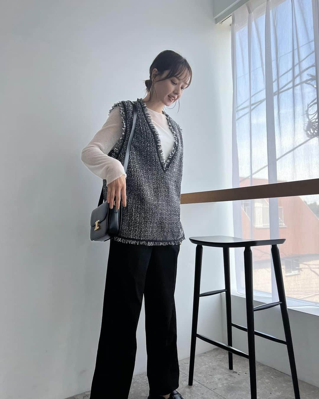 乙黒えりのインスタグラム：「マートの撮影へ いつものメンバーで楽しく撮影✨季節に変わり目のせいかめちゃくちゃ体に水分が溜まり浮腫むので、昨日は　@fuku_azabu10ban で鍼治療でメンテナンス。家ではハトムギ茶を飲むようにしてます。 みなさんのむくみ対策教えてください✨  #ママコーデ #ツイードベスト　@kariandlili_official  #シアートップス　@todayful #パンツ　@uniqlo_jp  #バッグ @celine #グルカサンダル　@room_rakuten  #ママファッション#モノトーン」