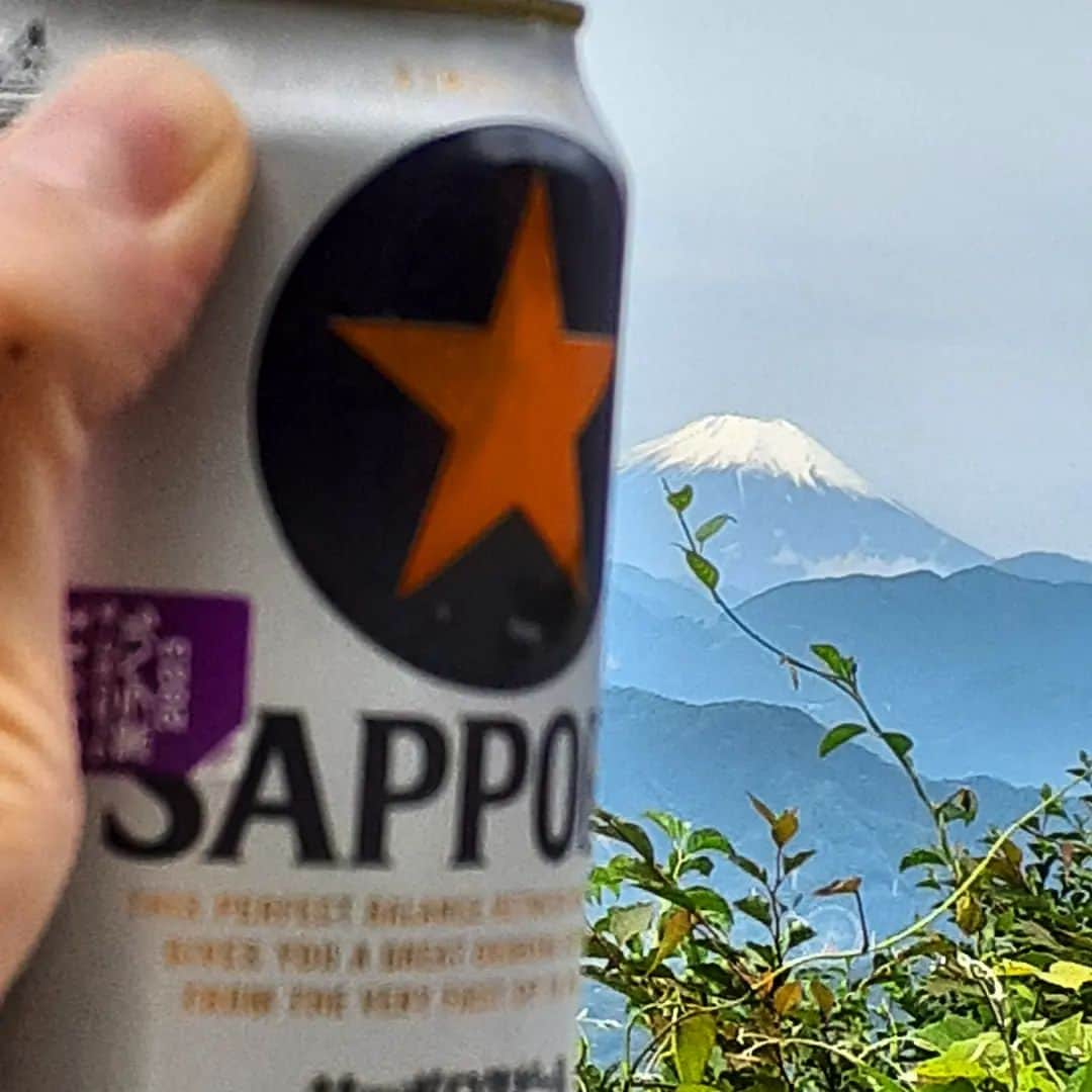 末野卓磨のインスタグラム：「高尾山で陽を浴びながら飲む一杯はまた格別である。」