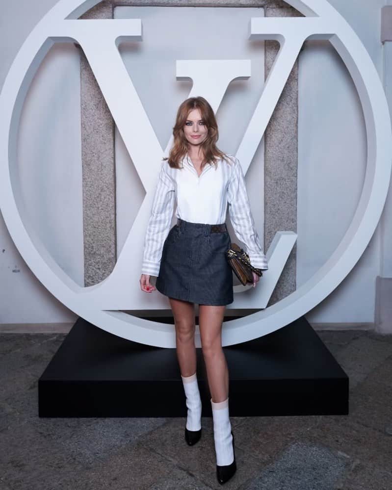 サマーラ・ウェイビングのインスタグラム：「Ciao! Sexy Italian summer nights with @louisvuitton 🤌🏼 Grazie mille to @nicolasghesquiere for having me @joeycantu and @magpiejd ❤️❤️ Styled by @dorso Hair by @mararozak Hair colour by @colorbymattrez  Makeup by @shaynagold Nails by @gorejessnails」