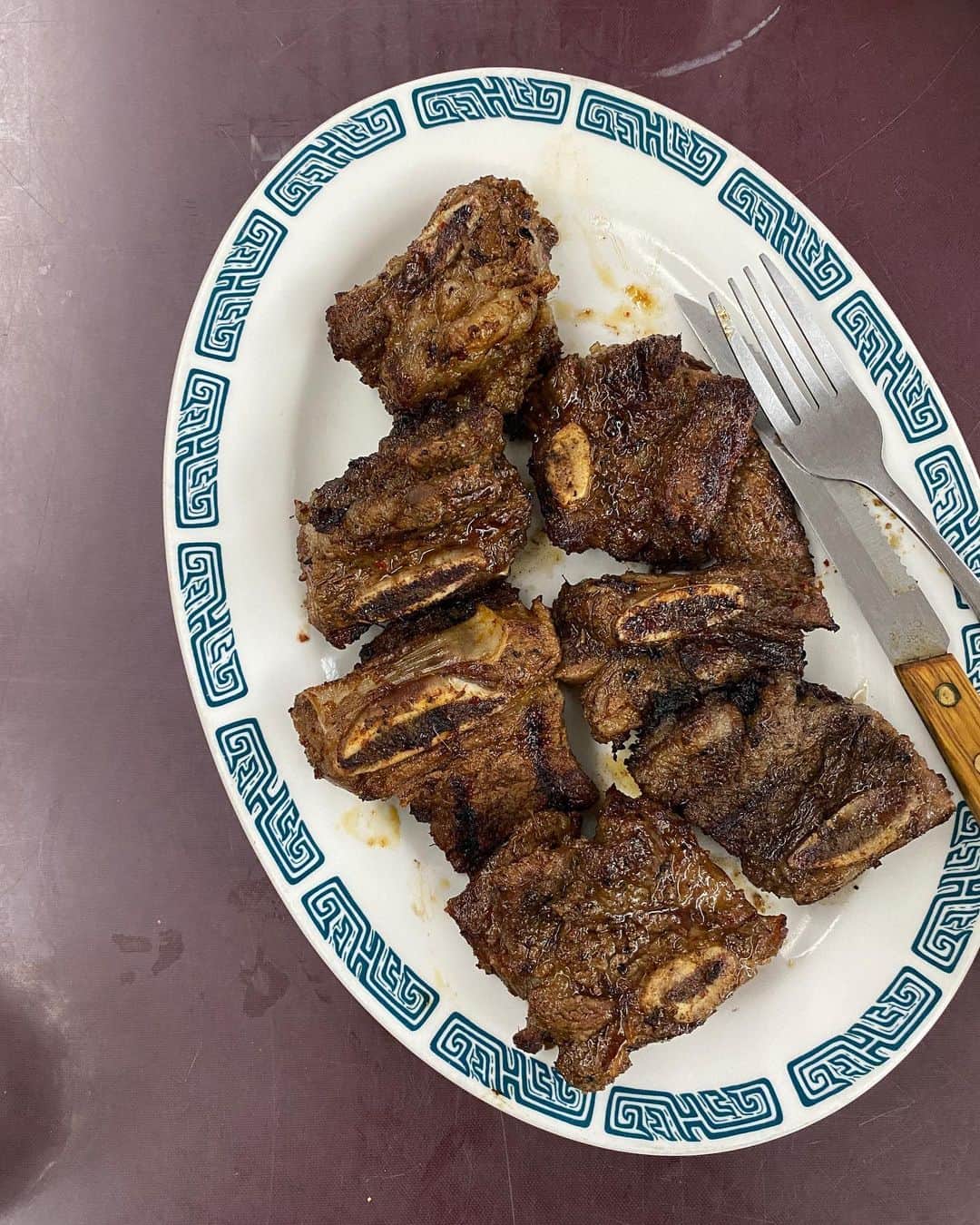 工藤まやのインスタグラム：「今週食べた肉。  マイランのショートリブ。 ステージのステーキ。 アロハステーキのリブアイとガーリックシュリンプ。  ご報告でした。  #ハワイ #もっと食べたけど #hawaii #ハワイグルメ」