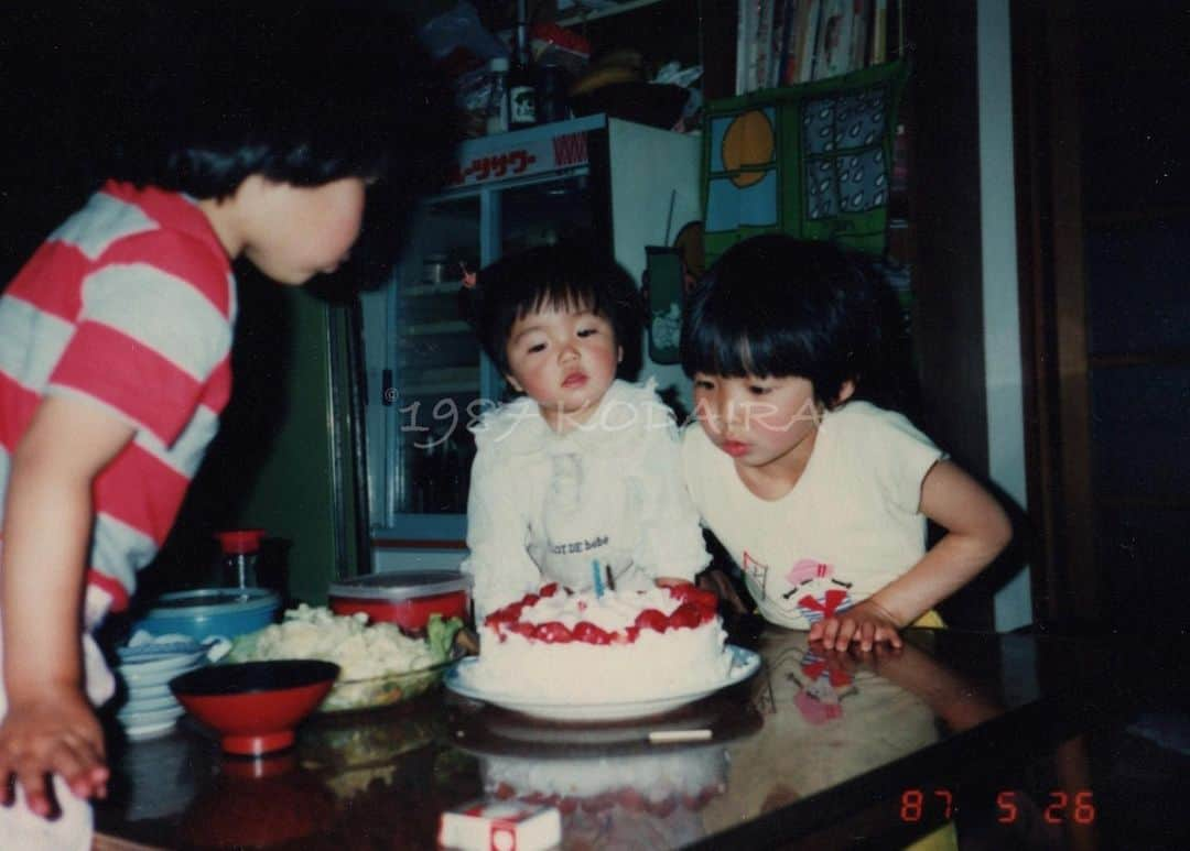 小平奈緒のインスタグラム：「「お姉ちゃんたちがロウソクの火を消してあげるね！ふぅーっ🎂」  あの時は、何が何だか分からずにみんなで母が焼いてくれたスポンジにホイップクリームやいちごを飾り付けして、急にお部屋の明かりが暗くなって(ちょっと怖かった)、ハッピーバースデーを歌ってもらって、ふぅーっとロウソクの火を消して(消してもらって🤣)、おいしくケーキを食べたのだと思います。 今は今日という日が私にとって大切な日だと分かるから「おいしいね」だけではなくて、歳を重ねるごとに「ありがとう」という気持ちになります。  お陰様で、今日も元気に生きています。 37歳、人生の第2鍛錬期🔥 何事も、始めたその日が1番若い日。まだまだ走り続けます！ たくさんのメッセージありがとうございます😊  #ごーにーろく #Level37 #ageisjustanumber」