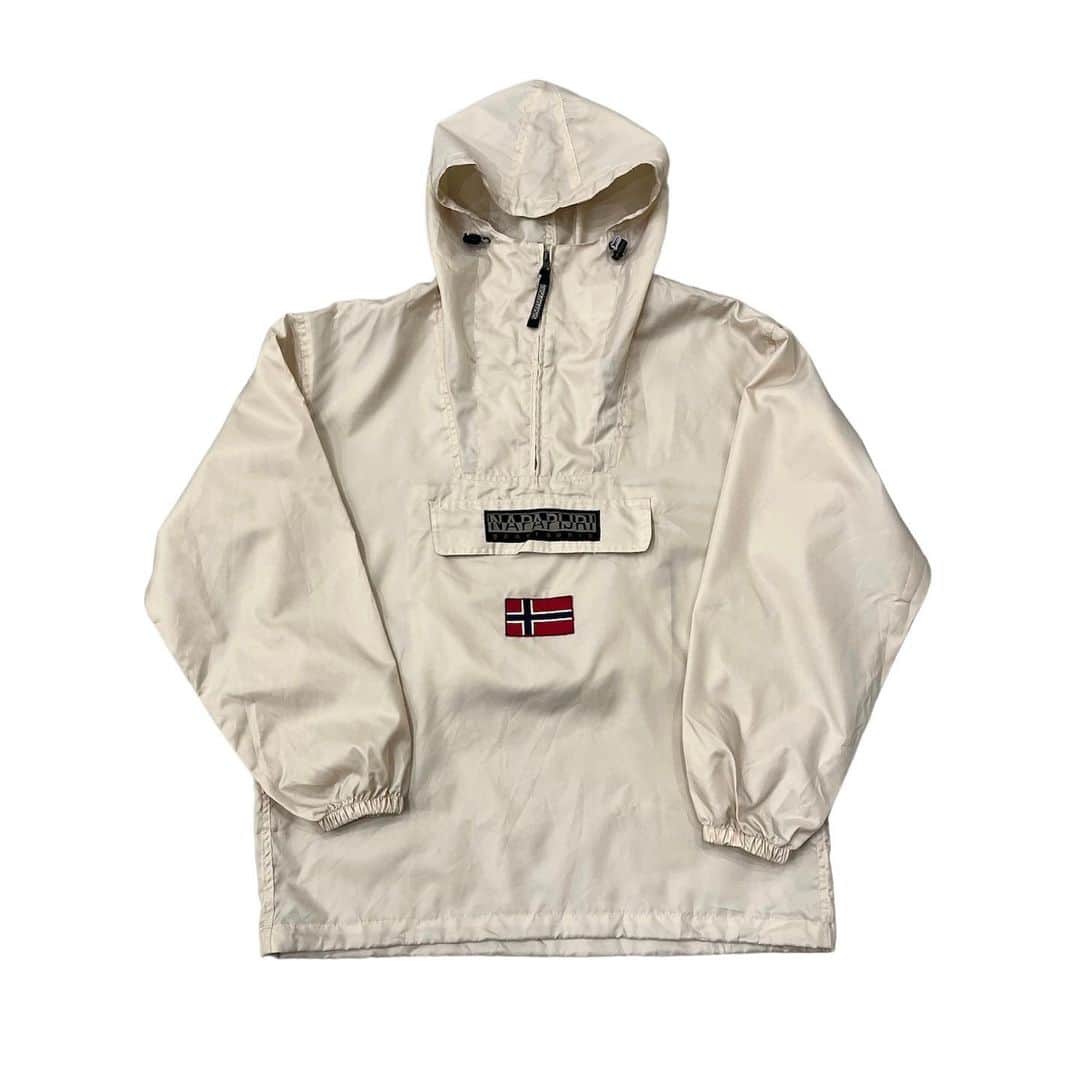 ジャムルのインスタグラム：「NAPAPIJRI ナイロン アノラックパーカー　¥10800+tax(11880) . Martine Roseとのコラボも記憶に新しい、NAPAPIJRIといえば！な、ナイロンアノラックパーカー。 ベージュってところがお洒落です！ .  WEB SHOPに入荷しております。 是非ご覧ください。 jammru.com  #お問い合わせはお電話で承ります #jammru#napapijri  #osaka  #fashion  #streetstyle  #streetfashion  #vtg  #vintage  #used  #usedclothing  #古着 #古着屋 #ファッション #70s #80s #90s」