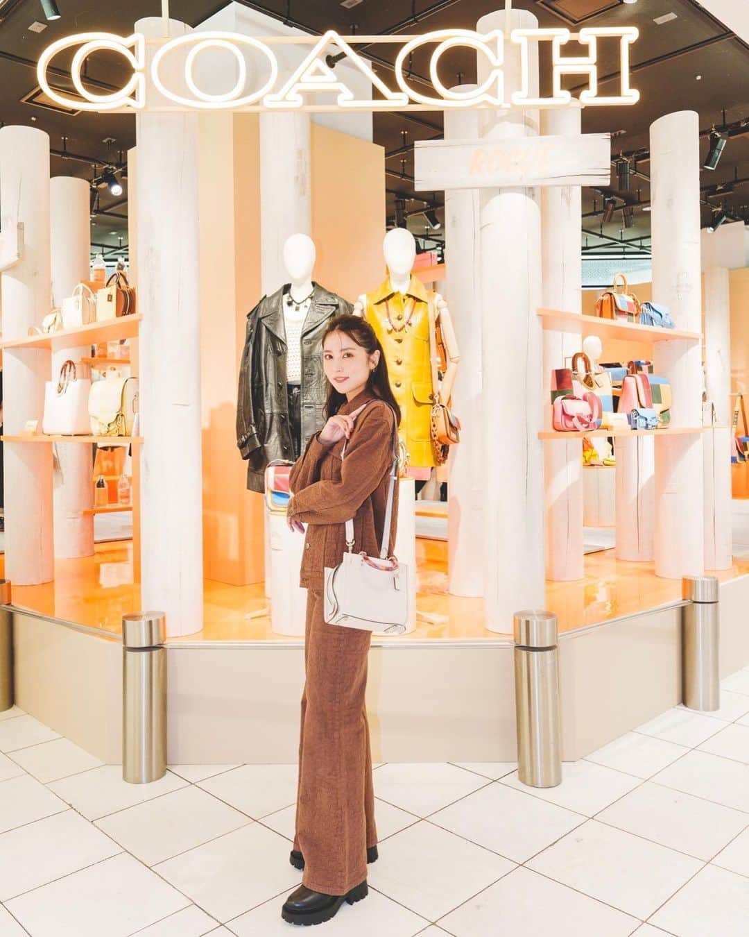 のインスタグラム：「#COACH "On The Pier"⛵️ #伊勢丹新宿店 本館1階ザ・ステージにて、5月30日まで開催中のポップアップストアにお邪魔してきました。 NYの桟橋を舞台にしたという店内はところどころにこだわりが詰まっていて、いるだけで心が躍りました☺️ リミックスアイテムや三越伊勢丹限定商品もあるそうなので、この機会にぜひ足を運んでみてください🌴 #CoachJapan @coach_japan @isetan_shinjuku」