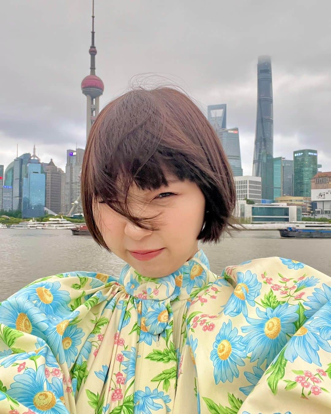 あさぎーにょのインスタグラム：「中国 上海🇨🇳🇨🇳🇨🇳 お仕事でメンバーときた！  着いたらホテルのバーで 500回以上も熱海のタイムループ動画をみてくれてるファンの方に遭遇して泣きそうになった😭  世界へ届いてて感動🥲 みんなもまた久々に観てみてー✨  #上海#中国#海外旅行#motoguo」