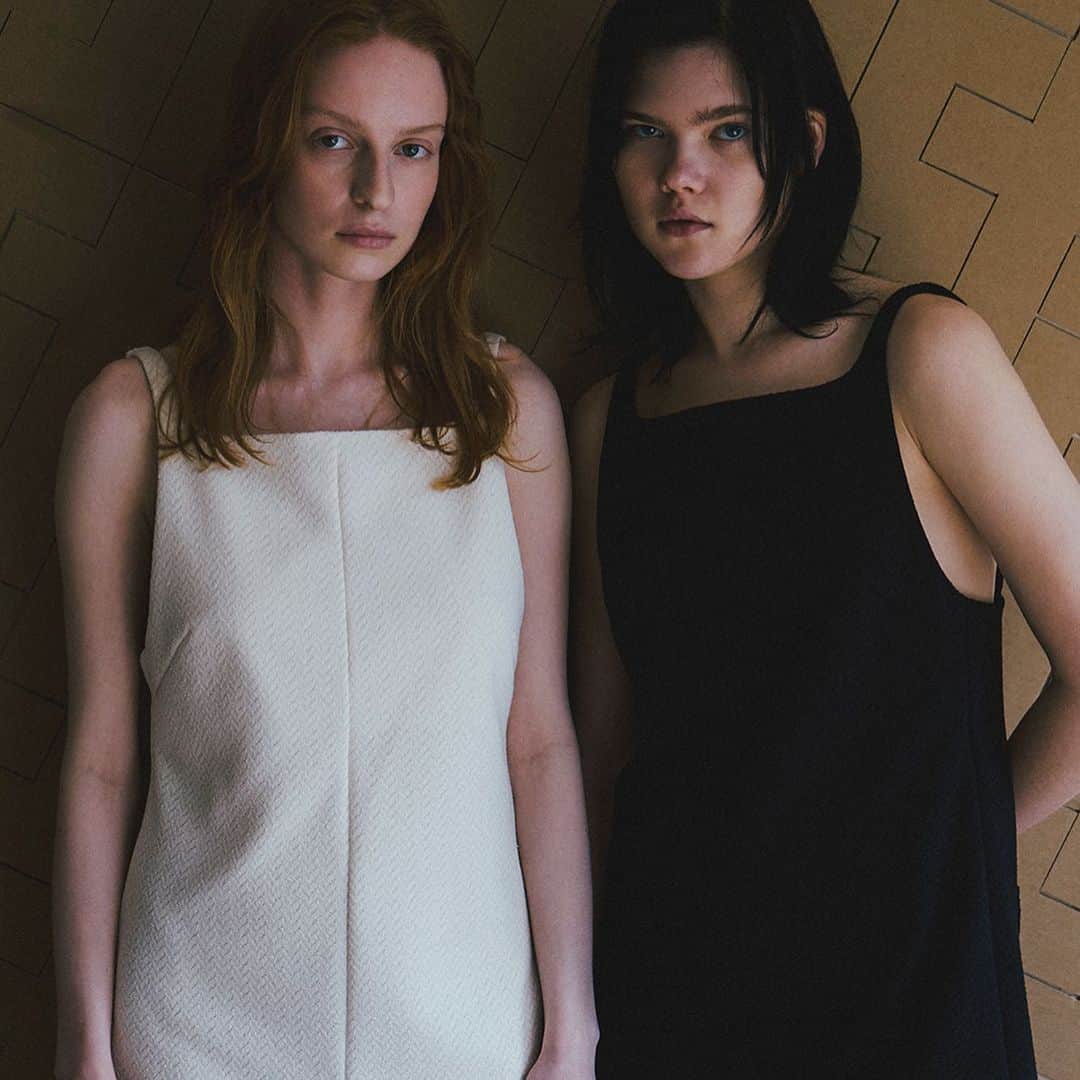 のインスタグラム：「NEW LINE〈twosome〉  Boucle herringbone rompers  表面感のあるブークレーへリンボンの素材感にフロント浅めなスクエアのカッティング、華奢なストラップのディテールを加え、ヘルシーな女性らしさのあるデザインに仕上がりました。   インナーにTシャツなどをレイヤードしたカジュアルな着こなしもオススメです。  #twosome #トゥーサム #Privspoonsclub #プライベートスプーンズクラブ #Roomwear #ルームウェア #ロンパース」