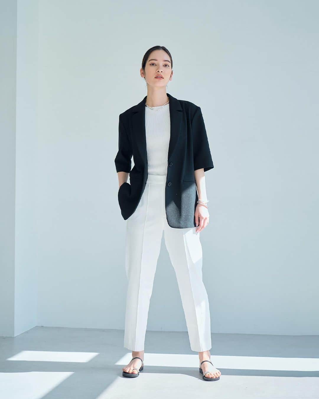 ロペのインスタグラム：「-URBAN RICH GARDEN 2023SS JUNE- ⁡ きちんと感と涼しさを両立した着こなしで、 夏のオフィスカジュアルを楽しんで。 小物をポイントに、 初夏の着こなしをぐんとおしゃれに。 ⁡ J'aDoRe JUN ONLINEでご購入いただけます。 ⁡ ⁡ ⁡ @rope_jp @jadorejunonline #URBANRICHGARDEN #LOOKBOOK #通勤コーデ #オフィスカジュアル #大人カジュアル #リラックスコーデ #夏コーデ #夏カラー #ロペ #ROPÉ #ropejp」