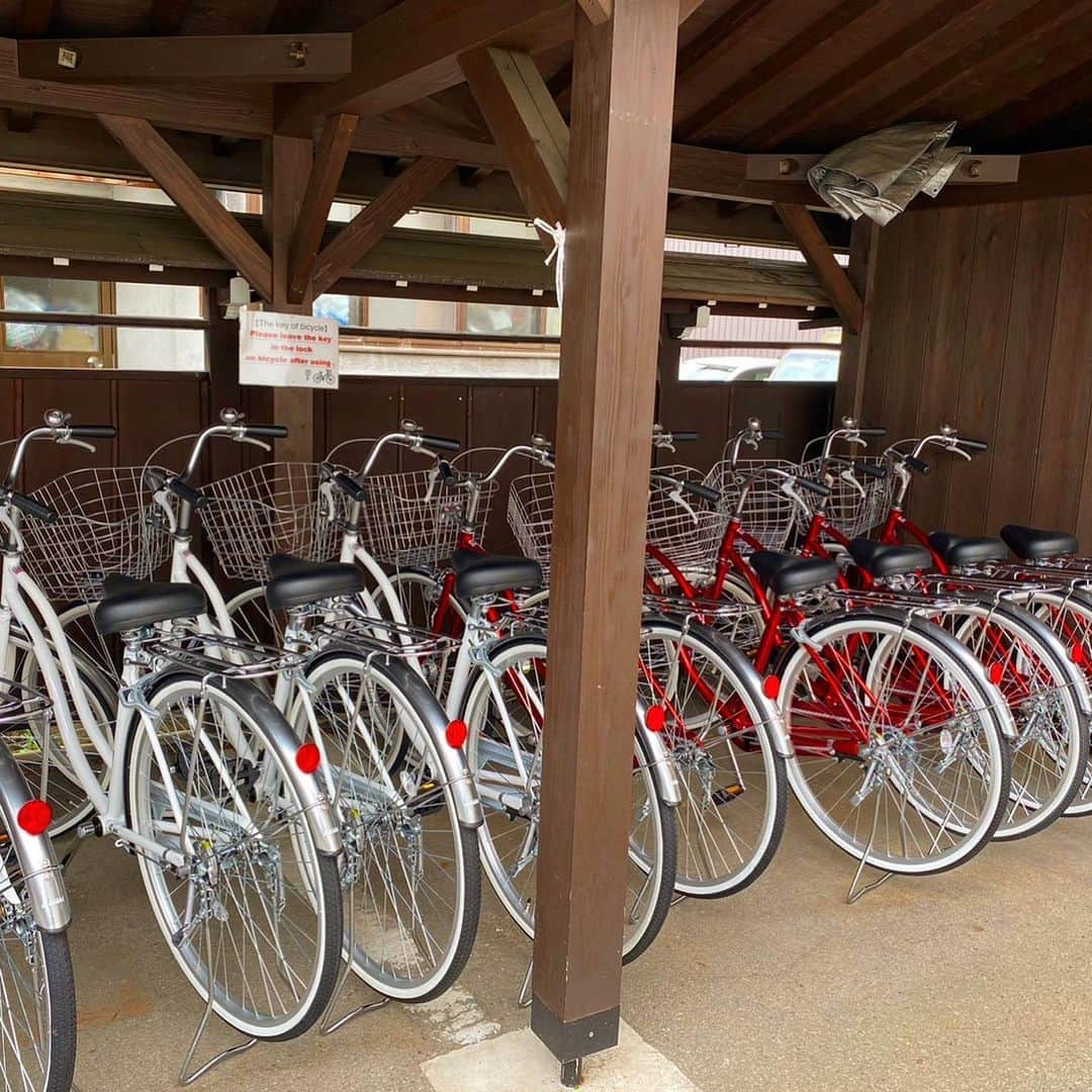 飛騨高山 旅館あすなろのインスタグラム：「. 当館の無料貸出自転車です  全ての自転車を新しい自転車にしました  自転車に乗って高山の街並み観光してみてはいかがでしょうか...🚲  宿泊者のみの貸出になります  ーーーーーーーーーーーーーーーー 旅館あすなろ（@ryokanasunaro） 飛騨高山の伝統文化を映す宿 〒506-0008 岐阜県高山市初田町2丁目96-2 TEL:0577-33-5551 HP:https://www.yado-asunaro.com ーーーーーーーーーーーーーーーー  #旅館あすなろ#あすなろ#高山旅行#国内旅行 #飛騨高山#温泉旅行 #takayama#japan#onsen#asunaro #japantravel#japantrip#gifu」