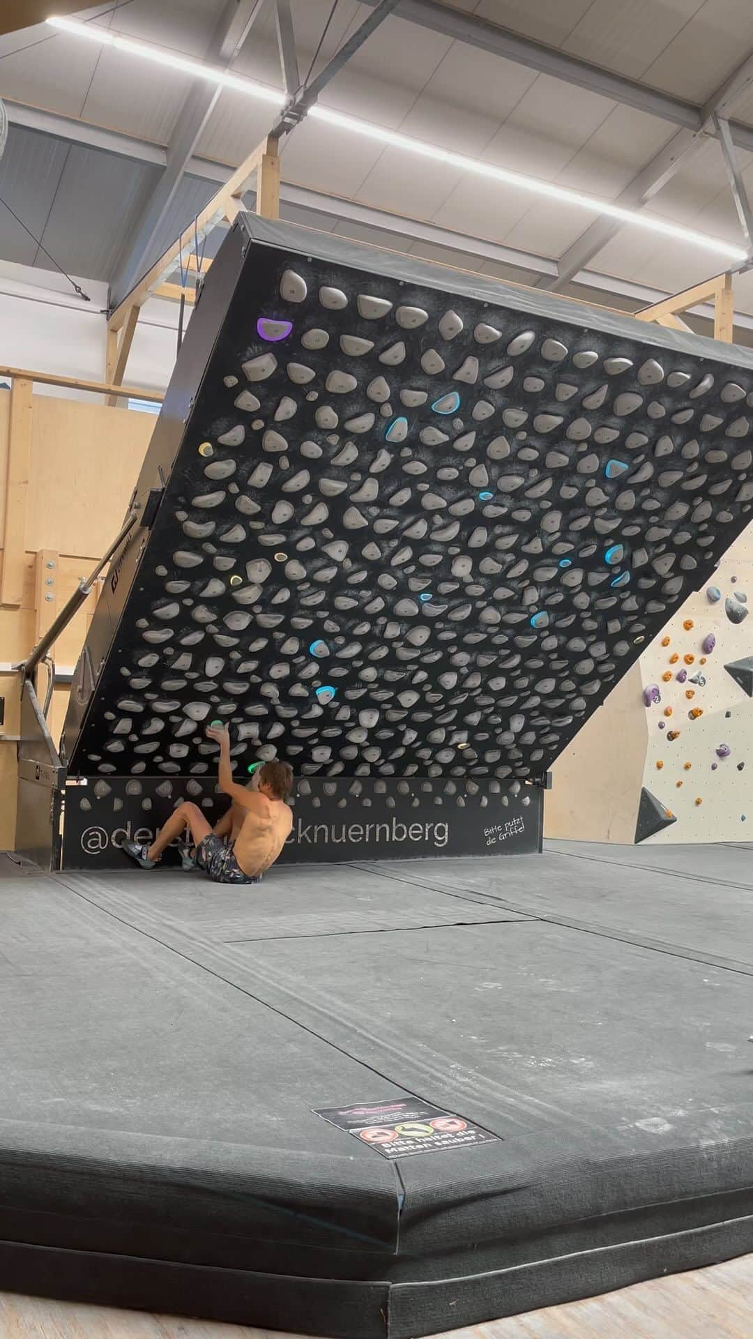 アレックス・メゴスのインスタグラム：「“gained” @ 50° on the Kilter Board Original. Around 8A+ (V12). Very good one. Everything is just right when you are above 1,75m. If you are shorter it'll probably not so much fun 😅.  The bouldering training has started. About time I'd say. My first bouldering world cup is next weekend 😂.   @patagonia_climb @petzl_official @tenayaclimbing @frictionlabs @physivantage @fazabrushes @tempehmanufaktur @cacaocrudo #stylefirst #carrotsforpower」