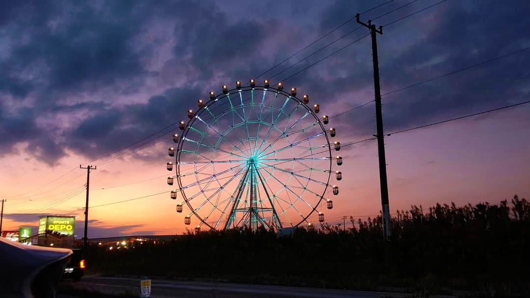 池上季実子のインスタグラム：「空の写真を撮るのが好きなんです。 この時の空はこの時しか見れない… 携帯ですし、中々、納得行くものは撮れないけど…また、時々、upしますね。 好きな曲や写真に合うmessage曲とかを添えて…  #空 #ある日  #夕景 #好きな曲 #池上季実子」