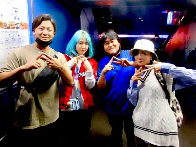 世羅りさのインスタグラム：「先日ハマスタ2連戦行ってきました！ 今年初のハマスタでまさかのどちらもカープの負け… カープ戦以外でもわたしがハマスタ行くと毎回ベイスターズ勝ってる気がする🥺 花火見れるのは嬉しいけど、カープ戦だけは勘弁してくれ〜 1日目はYouTubeでお世話になっている玉川ボールさんとながぴーさん、2日目はたくさんの方とご一緒しました！ 初めましての三上ちさこさんと、お久しぶりの宮本秀明さんにもお会いしましたよー！ ハマスタがホームになりつつある世羅です😂」