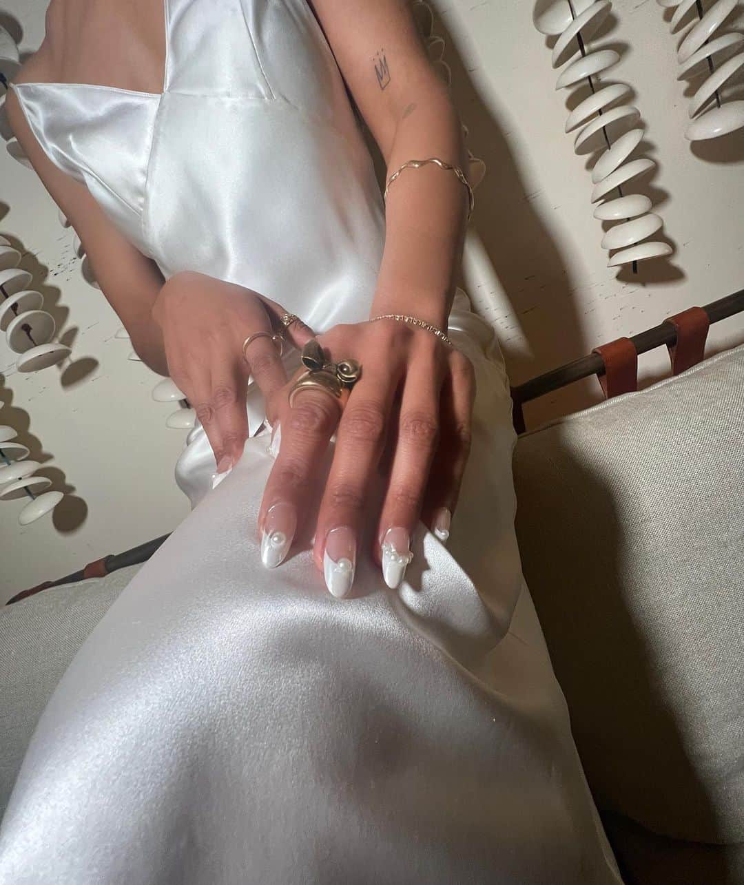 Mei Kawajiriさんのインスタグラム写真 - (Mei KawajiriInstagram)「White satin French with pearls🫧🤍 for beautiful person @tessamaethompson 🤍🫧🤍🫧🤍」5月27日 3時13分 - nailsbymei