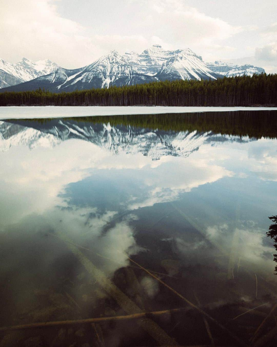 Alex Strohlさんのインスタグラム写真 - (Alex StrohlInstagram)「Spring in the northern latitudes.. it’s a love and hate relationship with this season. It may seem like “that muddy time you have to get through to get to summer” but at the same time, it’s wonderful in its own way. Vegetation comes back to life, lakes thaw out, and the occasional ray of sun comes shining between two snow storms..   Spring, I’m starting to appreciate you more and more. Don’t change.」5月27日 3時13分 - alexstrohl