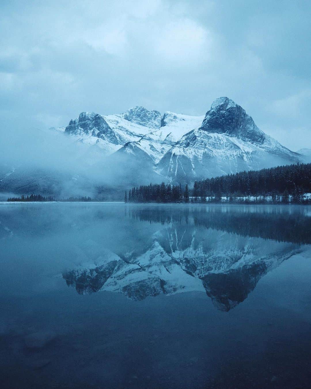 のインスタグラム：「Spring in the northern latitudes.. it’s a love and hate relationship with this season. It may seem like “that muddy time you have to get through to get to summer” but at the same time, it’s wonderful in its own way. Vegetation comes back to life, lakes thaw out, and the occasional ray of sun comes shining between two snow storms..   Spring, I’m starting to appreciate you more and more. Don’t change.」
