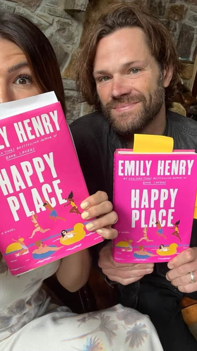 ジャレッド・パダレッキのインスタグラム：「This is our #happyplace: getting to chat with the incredible @emilyhenrywrites about her new book, HAPPY PLACE. We talked about self-discovery, friendship, romance and books within books. HAPPY PLACE and this conversation had us laughing, crying, reminiscing and needing more #emilyhenry in our lives. Go get her book, if you can find it! They’re flying off the shelves. Stay tuned for Part 2!」