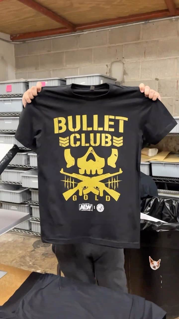 ジェイ・ホワイトのインスタグラム：「4-Life! New BULLET CLUB GOLD AEW x NJPW tee available now! Save 25% off during the Memorial Day Sale. No coupon needed! Order here: https://pwtees.co/3WzOtt8 @shopaew @aew @jaywhitenz #juicerobinson #aew #bulletclub #bulletclubgold #shopaew #allelitewrestling #njpw #newjapan」