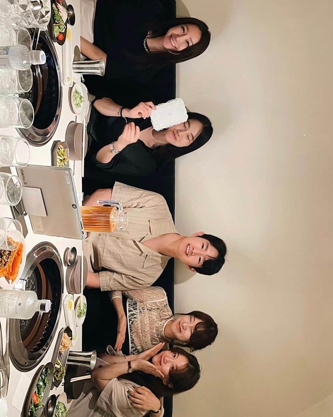 nanaのインスタグラム：「우여름승배 청첩장 돌리던날.  모두가 행복했다💗 앞으로도 쭉쭉쭉 러브햇」
