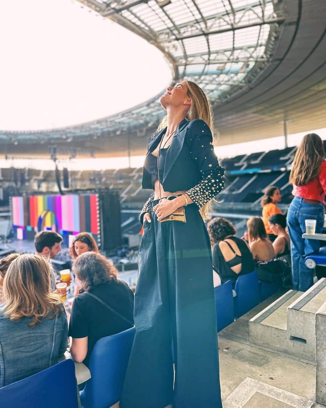 のインスタグラム：「Ela ainda não entrou no palco mas não consigo MENSURAR pra vocês a minha felicidade de estar aqui! show da Beyonce, sério?? Realizando um SONHO!! Um sonho antigo!!!! Obrigada amiga por me proporcionar esse momento que você nem imaginava que seria tão especial pra mim! @brunabiancardi 🤍  FELIZ!!! jaja eu volto com notícias pós show 🥹 será que sobreviverei??」