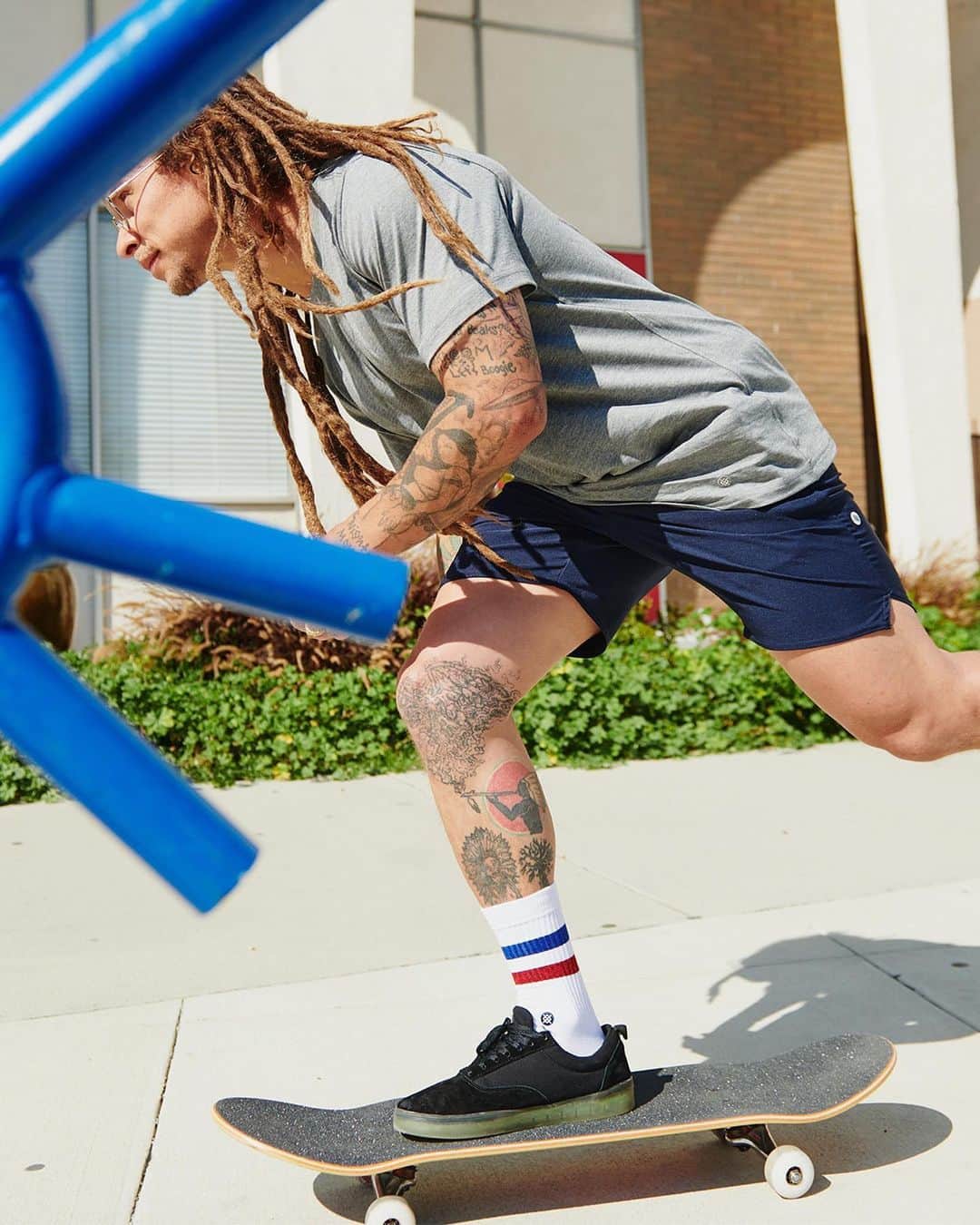 Stanceのインスタグラム：「Long weekend starts NOW. 🧦🙌⁠ ⁠ Our Memorial Weekend sale is back. Check our link in bio. 👀🔗⁠ ⁠ #stancesocks #stitcheddifferent」