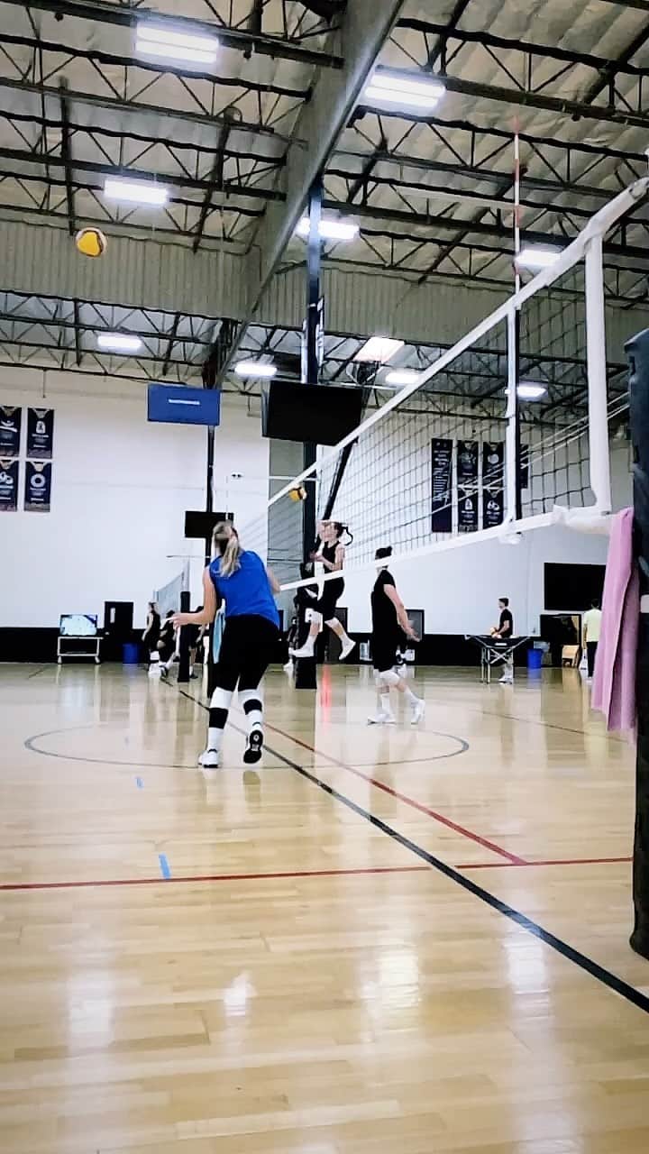 USA Volleyballのインスタグラム：「Slowing it down on the final practice before VNL」