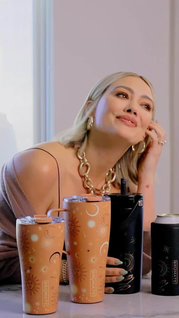 ヒラリー・ダフのインスタグラム：「Who wants all their cup holders filled with the prettiest most functional cups you ever did see?! My personal fav for iced or hot coffee right now is the HOPSULATOR TRIO in ETHEREAL 🌞 my favorite for water is the TODDY 22 in MIDNIGHT MEDITATION 🌙 ⭐️. My favorite for powders and shakes is the MULTISHAKER in SOL ☀️ these babies lock and don’t spill- treat yourself」