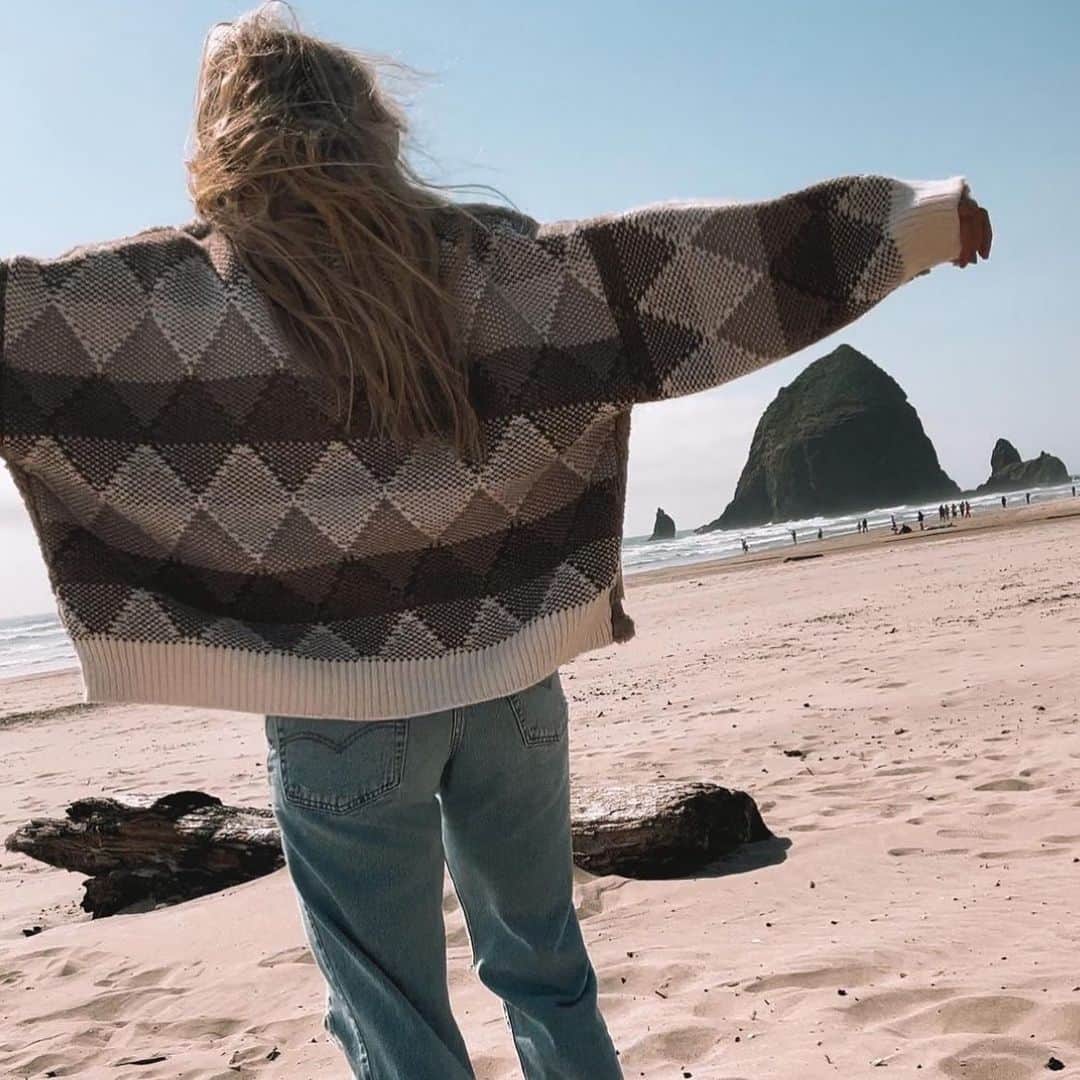 ブランクNYCのインスタグラム：「Currently OOO. @nicolina in our fave Comfort Queen sweater jacket.」