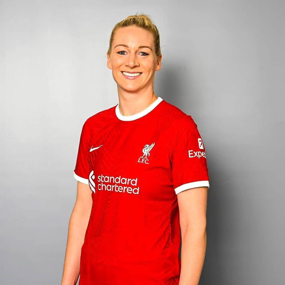 ジェンマ・ボナーのインスタグラム：「One game to go … Happy to be back at home in front of our special fans! See you tomorrow reds ❤️」