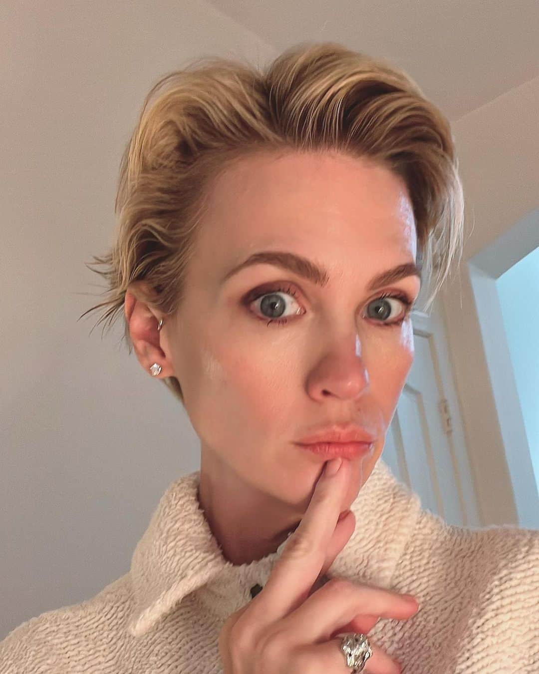 ジャニュアリー・ジョーンズのインスタグラム：「✂️✂️」