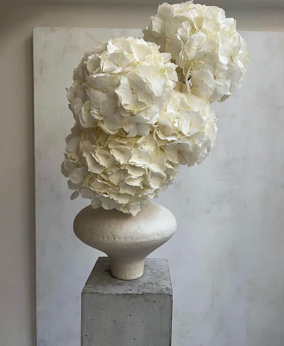 のインスタグラム：「White on white by French art dealer turned florist @castorfleuriste #swipeleft」