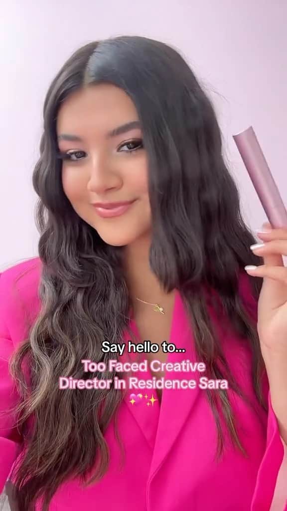 Too Facedのインスタグラム：「Too Faced BFF, Actress, Creator and our NEW Creative Director in Residence @saraecheagaray is looking FABULOUS at her visit to Too Faced Headquarters for her first day on the job! 😍🫶💖 #toofaced #tfcrueltyfree」